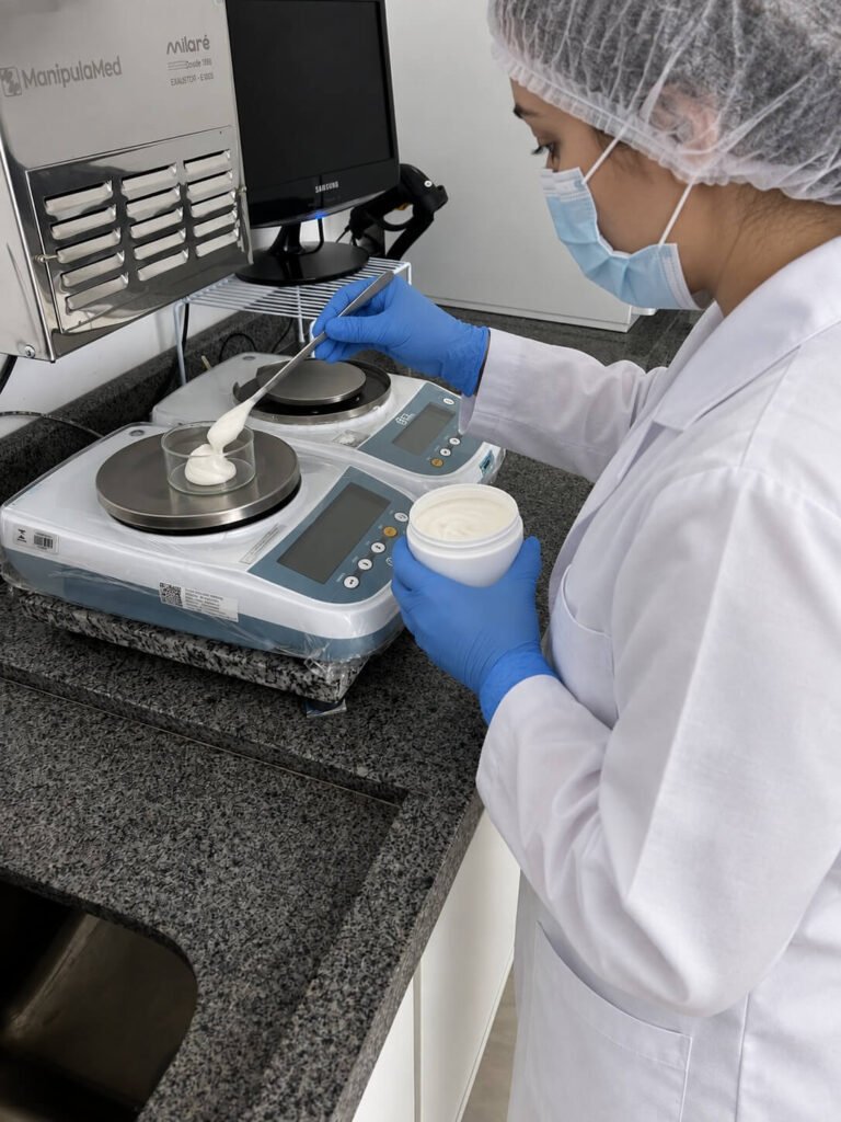 farmacia-de-manipulacao-veterinaria-campinas-laboratorio.webp